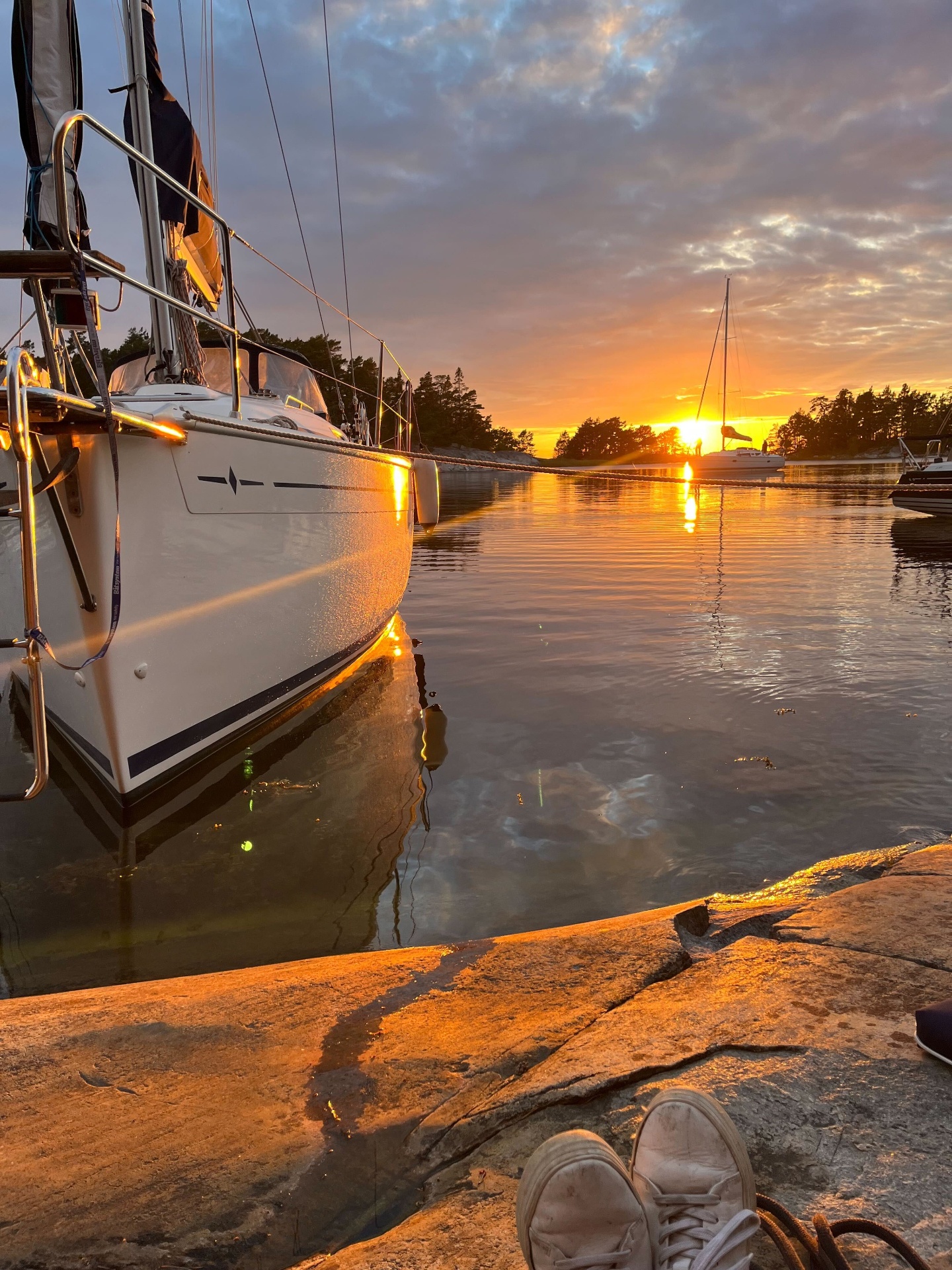 S/Y Inkontinentia i solnedgång i skärgården